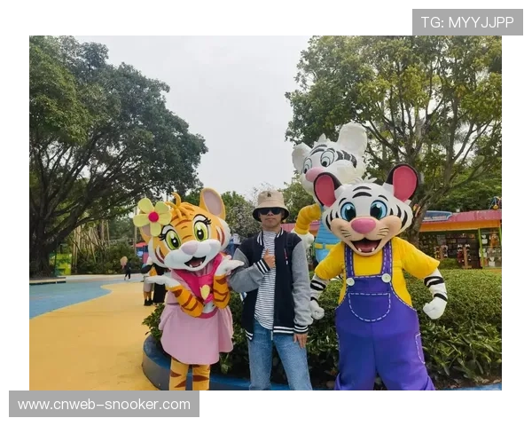 球迷cosplay球队吉祥物，赛场气氛欢乐